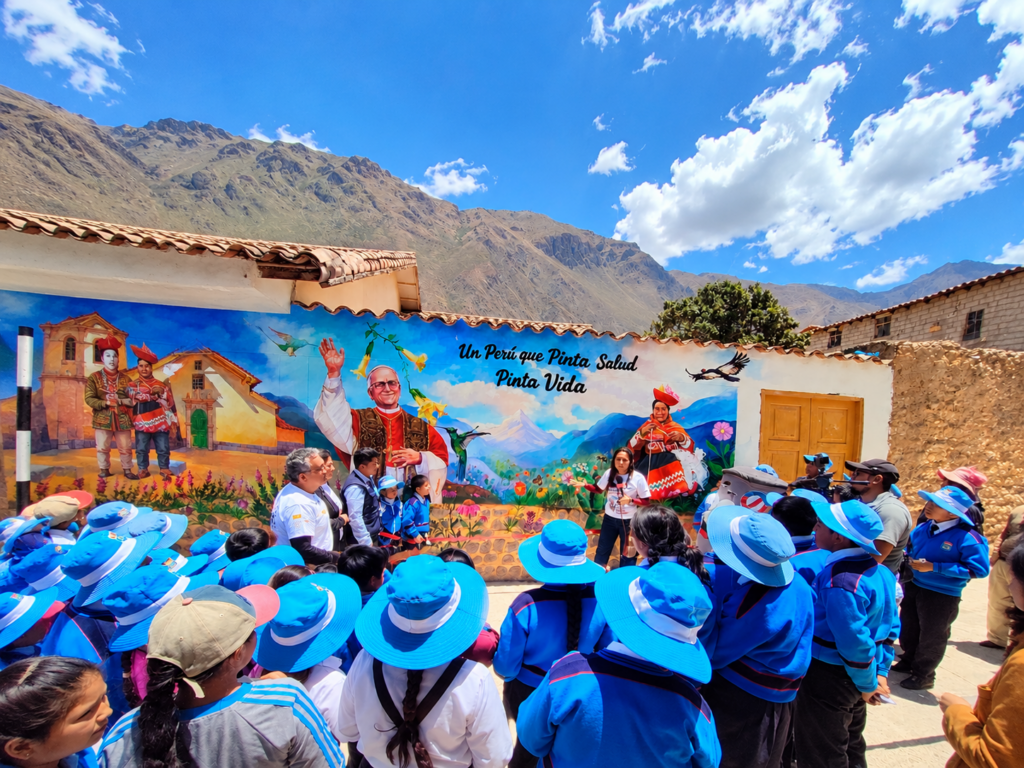 Mural de salud entre montañas andinas